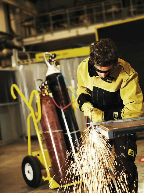 Газосварщик в спецодежде Proban. Газосварщик в спецодежде Proban.